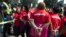 Las mujeres fueron arrestadas por cerrar una carretera sin tener los permisos para el acto de protesta.