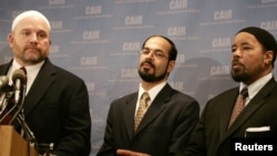 Juru bicara Dewan Hubungan Islam di Amerika (CAIR) Ibrahim Hooper (kiri), Direktur CAIR Nihad Awad dan tokoh muslim AS, Mahdi Bray memberikan keterangan pers (foto: dok).