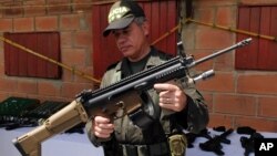 El director de la policía de Colombia, general José Roberto León Riaño, muestra un rifle incautado a alias 'Sebastián'. Según autoridades colombianas, al menos 200 pistolas Fiveseven están en manos de la ‘Oficina de Envigado’.