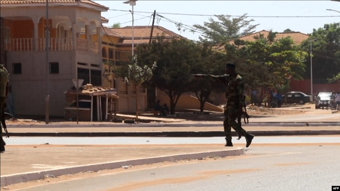 Umusirikare akizura ahakorera ubushikiranganji bwa reta i Bissau, ku murwa mukuru wa Gineya Bissau-Bissau, kw'itariki ya 1/2/2022