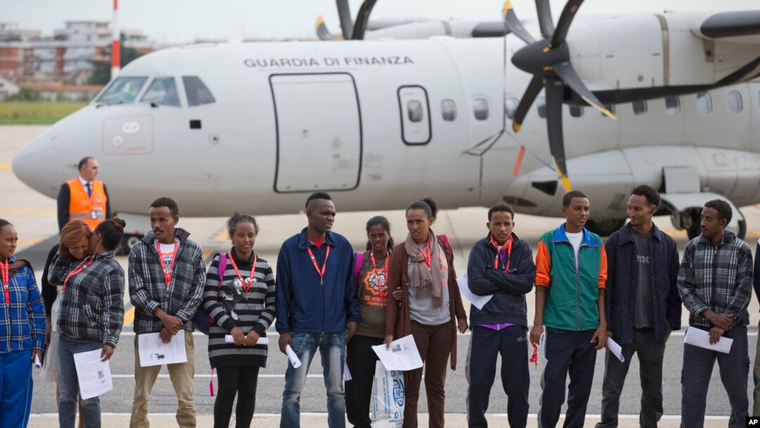 Grupa izbeglica iz Eritreje avionom italijanske finansijske policije otputovala je za Švedsku. 