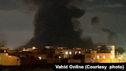 دود ناشی از انفجار در حومه یزد در شامگاه روز سه‌شنبه چهارم فروردین