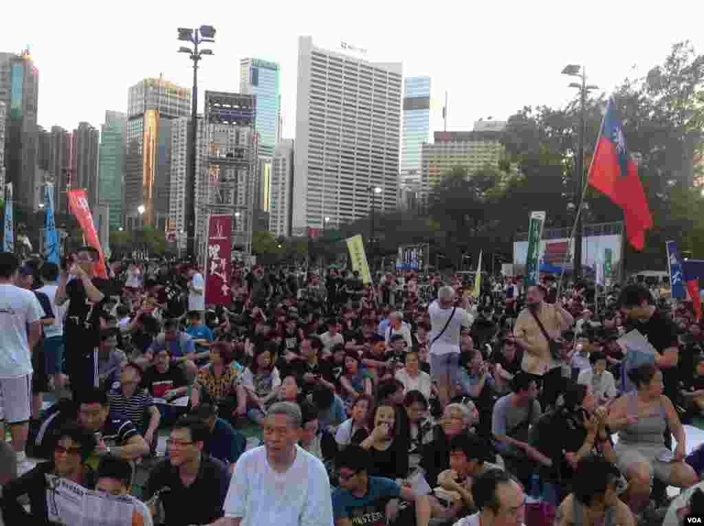 香港2014年六四烛光晚会开始前的景象年 (美国之音海彦拍摄)