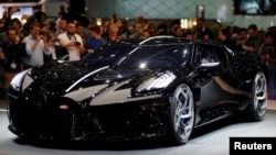 Bugatti La Voiture Noire dipamerkan dalam pameran automotif "89th Geneva International Motor Show" di Jenewa, Swiss, 5 Maret 2019. (REUTERS/Pierre Albouy)