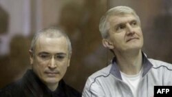 Слева направо: Михаил Ходорковский и Платон Лебедев