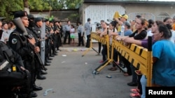 Frente a la cárcel Modelo de Nicaragua, familiares esperaban conocer sobre sus parientes tras los disturbios del jueves 16 de mayo de 2019.