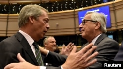 លោក Jean-Claude Juncker ប្រធាន​គណៈកម្មការ​អឺរ៉ុប ស្វាគមន៍​លោក Nigel Farage មេដឹកនាំ​គណបក្ស​ឯករាជ្យ​របស់​អង់គ្លេស​ដែល​ជា​មេដឹកនាំ​ក្រុម​អ្នក​នយោបាយ​នៃ​ការ​ចាកចេញ​របស់​អង់គ្លេស​ឬ BREXIT កាលពី​ថ្ងៃទី២៨ ខែមិថុនា ឆ្នាំ២០១៦។ 