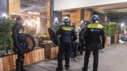 Polisi Belanda berpatroli ke sejumlah area di Amsterdam pada 11 November 2024, menyusul kerusuhan yang melanda kota tersebut. (Foto: Mizzle Media/Handout via Reuters)