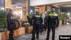 Polisi Belanda berpatroli ke sejumlah area di Amsterdam pada 11 November 2024, menyusul kerusuhan yang melanda kota tersebut. (Foto: Mizzle Media/Handout via Reuters)