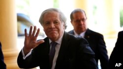 ARCHIVO - El secretario general de la OEA, Luis Almagro, llega para reunirse con el presidente de Paraguay, Mario Abdo Benítez, en el palacio presidencial en Asunción, Paraguay, el 18 de noviembre de 2019.