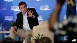 El senador por Texas, Ted Cruz, debate sobre la reforma a la ley de salud en Austin, Texas.