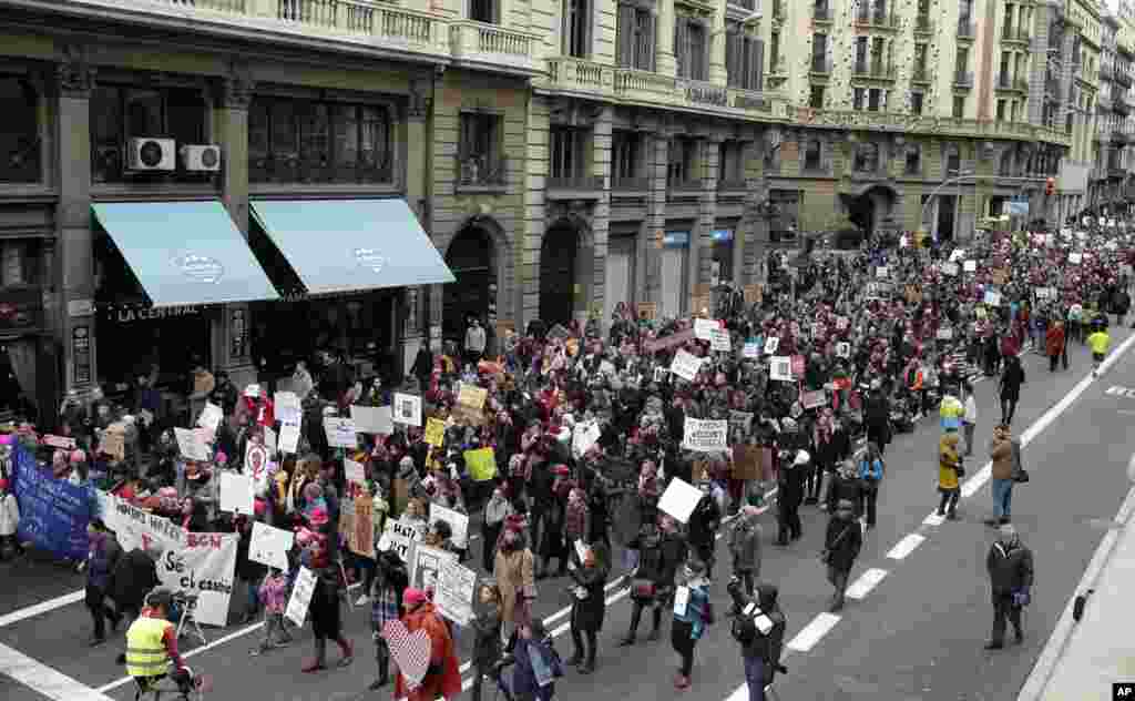 Demonstrasi Women&#39;s March di Barcelona, Spanyol (21/1). (AP/Manu Fernandez)