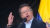 La gente participa en una manifestación convocada por sindicatos en apoyo de las reformas de pensiones del presidente de Colombia, Gustavo Petro, en la Plaza Bolívar de Bogotá el 19 de septiembre de 2024. (Foto de Alejandro Martínez / AFP)