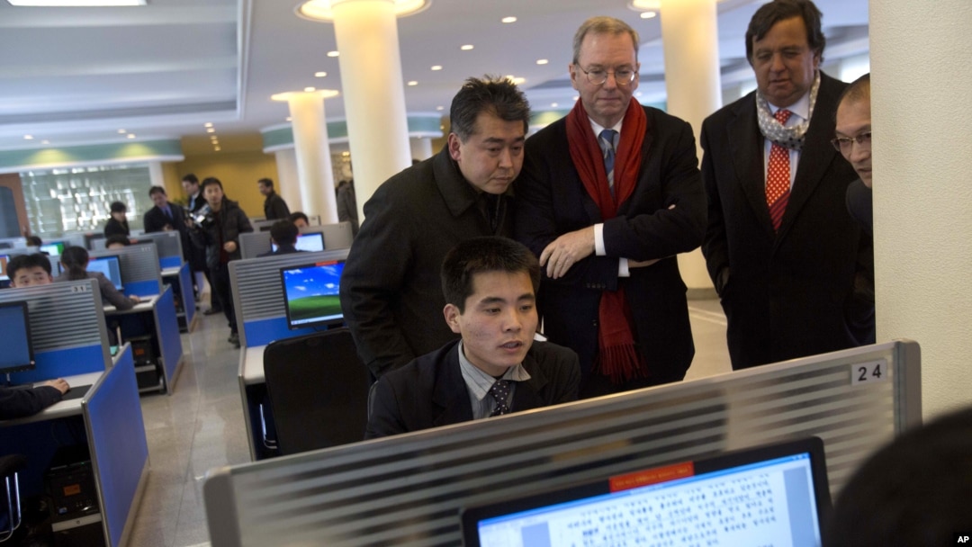 CEO Google, Eric Schmidt saat mengunjungi fasilitas internet di Universitas Kim Il Sung, Pyongyang (foto: dok). Peretas diduga menyerang situs-situs di Korea Utara, Kamis 14/3. 