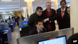 El presidente ejecutivo de Google, Eric Shmidt (tercero desde la izquierda), y Bill Richardson (segundo desde la derecha) en Corea del Norte.