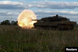Ukrajinski tenk nemačke proizvodnje Leopard 2A6 ispaljuje hitac tokom vojne vežbe u regionu Donjecka, 12. maja 2024.