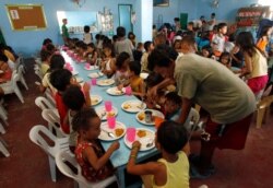 필리핀 바세코 빈민가의 무료급식소에서 식사를 하는 어린이들.