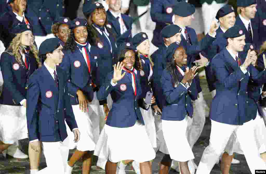 Miembros del contigente de Estados Unidos desfile en el estadio ol&iacute;mpico.