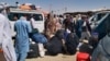 Толпы людей стекаются к границам Афганистана в надежде уехать из страны 