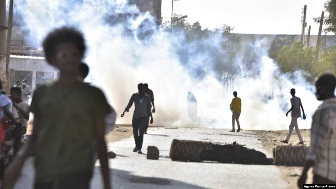 Abari mu myiyerekano bariko bahangana n'igiporisi ku murwa mukuru wa Sudani, Khartoum, kw'itariki 13/11/2021