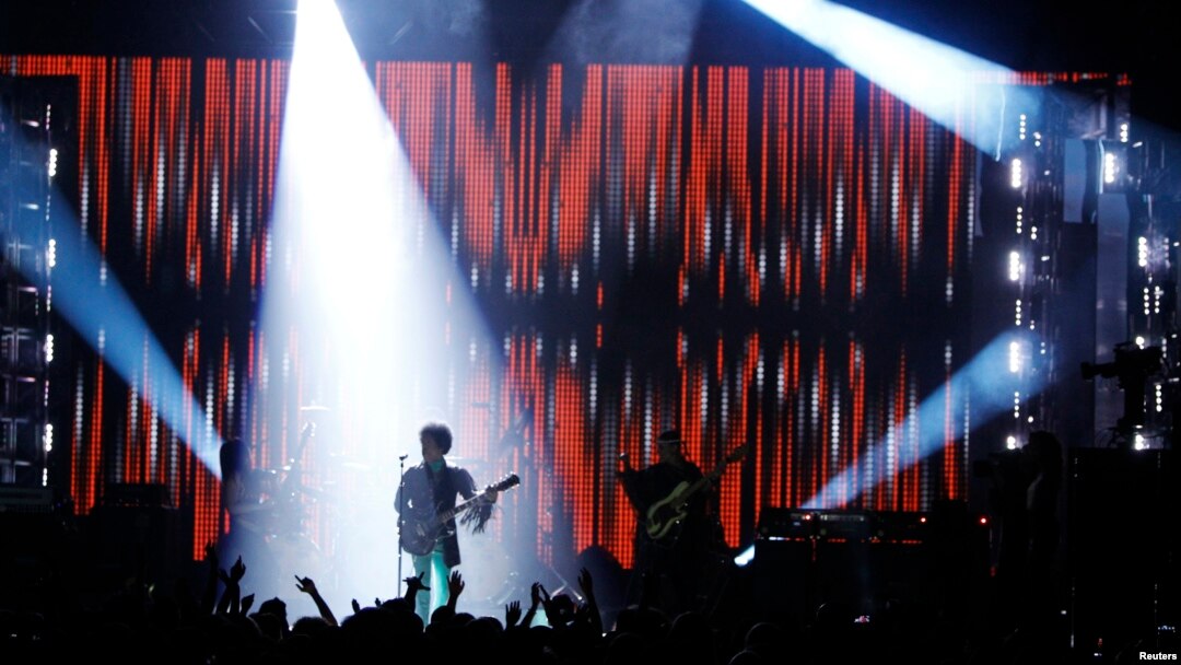 Prince performs during the Billboard Music Awards at the MGM Grand Garden Arena in Las Vegas, Nevada, May 19, 2013. 