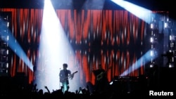 Prince performs during the Billboard Music Awards at the MGM Grand Garden Arena in Las Vegas, Nevada, May 19, 2013. 