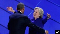 La candidate démocrate à la présidentielle Hillary Clinton embrasse le président sortant Barack Obama après le discours de celui-ci lors de la troisième journée de la Convention nationale démocrate à Philadelphie, 27 juillet 2016. (AP Photo / J. Scott Applewhite)