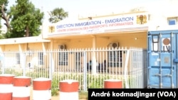 La Direction Immigration-Emigration au sein commissariat central de N'Djamena, au Tchad, le 7 juin 2017. (VOA/André Kodmadjingar)