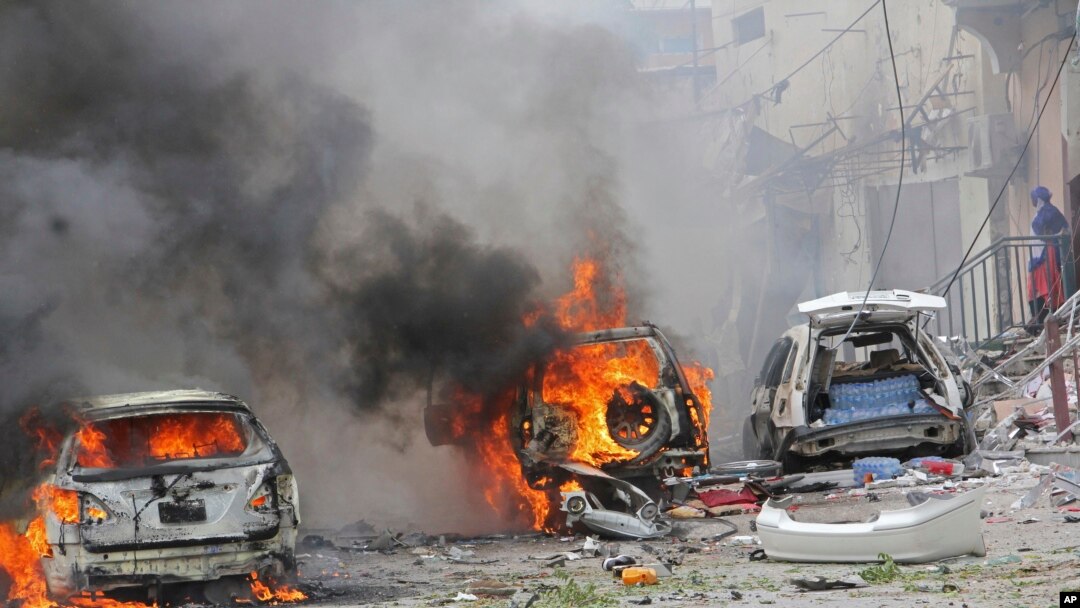 Kendaraan terbakar di luar mall Midnimo setelah serangan bom di mall yang populer di Mogadishu, Somalia, 30 Juli 2017. 
