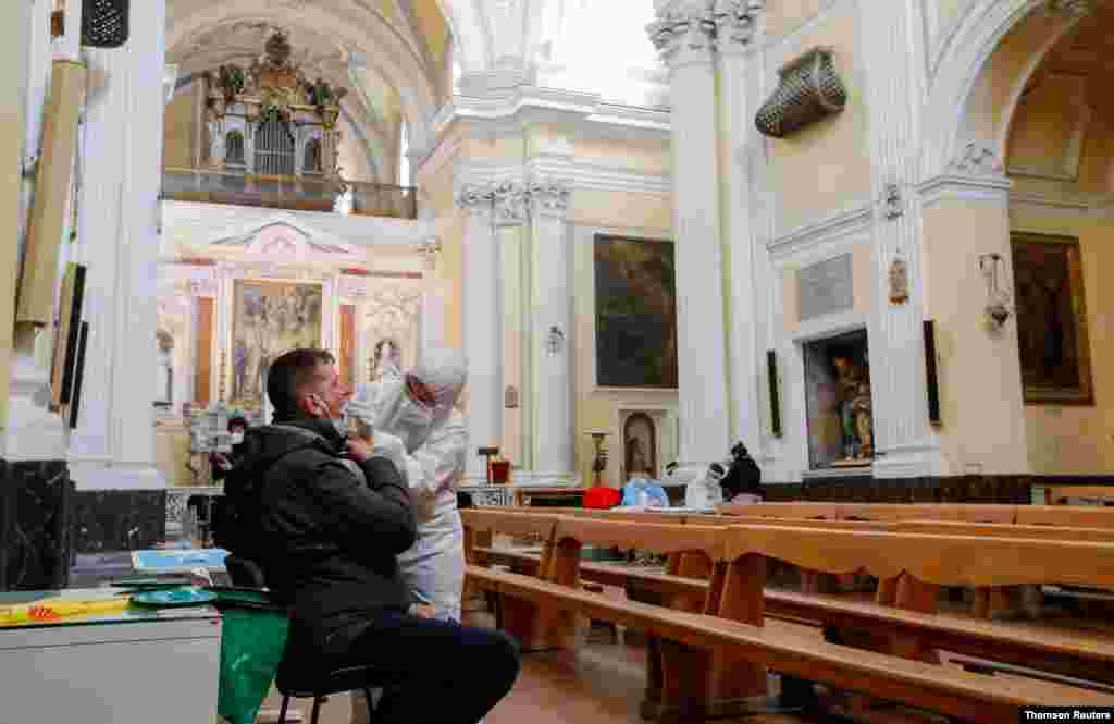 신종 코로나바이러스 진료실로 사용되고 있는 이탈리아 나폴리의 교회에서 의료진이 코로나 감염 검사를 하고 있다. 