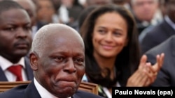 Le président José Eduardo dos Santos de l'Angola et sa fille Isabel dos Santos, à l’arrière, lors de l’inauguration de la Baie Marginale de Luanda, Angola , 28 août 2012.