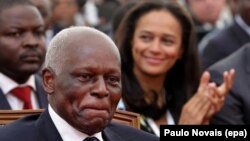 Le président angolais José Eduardo Dos Santos avec sa fille Isabel, en arrière-plan, Luanda, le 28 août 2012. epa /PAULO NOVAIS