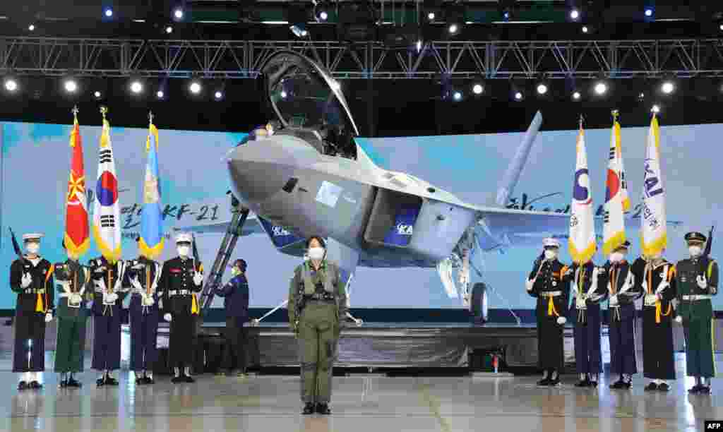한국이 자체 개발한 첫 전투기인 KF-21 ‘보라매’ 1호기를 공개했다.