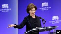 ອະດີດສະຕີໝາຍເລກນຶ່ງ ທ່ານນາງ ລໍຣາ ບຸຊ ກ່າວໃນກອງ
ປະຊຸມ ທີ່ສະຖາບັນ ປະທານາທິບໍດີ George W. Bush ເປັນເຈົ້າພາບ ໃນນິວຢອກ, 19 ຕລາ 2017.