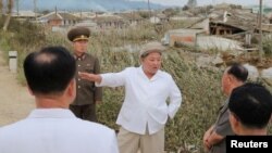 Pemimpin Korea Utara Kim Jong Un memeriksa area terdampak banjir, 5 September. (Foto: Reuters)