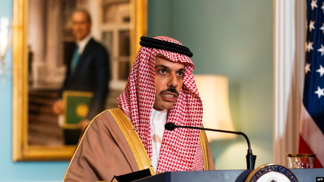 Menteri Luar Negeri Mike Pompeo, kanan, mendengarkan Menteri Luar Negeri Saudi Pangeran Faisal bin Farhan Al Saud berbicara dalam pertemuan mereka di Departemen Luar Negeri, 14 Oktober 2020, di Washington. (Foto: AFP)