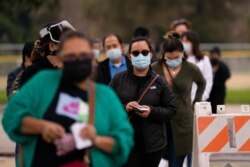 9일 미국 캘리포니아주 로스엔젤레스의 한 공원에 마련된 신종 코로나바이러스 백신 접종소에서 백신을 맞기 위해 기다리는 주민들.