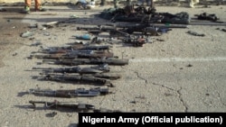 Une cache d'armes de Boko Haram découvertes à Dikwa, dans l'Etat de Borno, Nigeria le 23 mai 2015 (AP, archives)