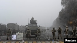 카자흐스탄 주요 지역에서 액화석유가스(LGP) 값 인상 항의 시위가 격화하는 가운데, 6일 알마티 주요 도로를 무장 병력이 차단하고 있다.