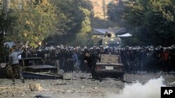 Beşek li pevçûnên roja Duşembî li Qahîre, 21'ê Meha 11, 2011.