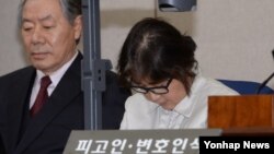 박근혜 정부의 '국정농단' 사태 중심 인물인 최순실(오른쪽)씨가 19일 서울중앙지법 대법정에서 열린 첫 재판에 참석하고 있다. 왼쪽은 이경재 변호사. 