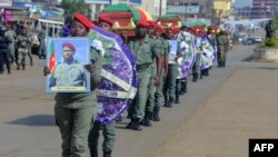 Des soldats portent les cercueils des quatre soldats tués lors des violences, à Bamenda, Cameroun, le 17 novembre 2017.