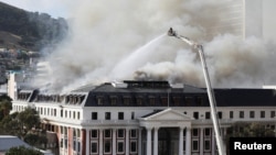 ባላፈው ዕሁድ በደቡብ አፍሪካ ምክር ቤት ህንጻ ላይ ለደረሰው የእሳት አደጋ 