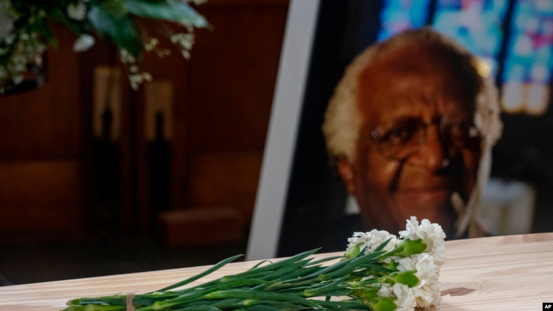Peti jenazah Uskup Agung Anglikan Emeritus Desmond Tutu di Katedral St George di Cape Town, Afrika Selatan, 1 Januari 2022. (Jaco Marais/Pool via AP).
