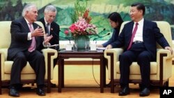 Le secrétaire d’Etat américain Rex Tillerson, à gauche, discute avec le président chinois Xi Jinping dans la grande salle du Palais du peuple, Beijing, Chine, 30 septembre 2017.