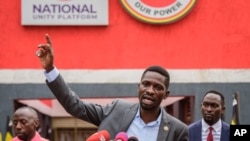 Kiongozi wa upinzani nchini Uganda Robert Kyagulanyi, maarufu kama Bobi Wine, akihutubia waandishi wa habari jijini Kampala, Uganda, Feb. 22, 2021.