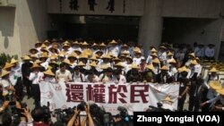 台湾学运领袖重返立法院要求还权于民 (美国之音张永泰拍摄 )