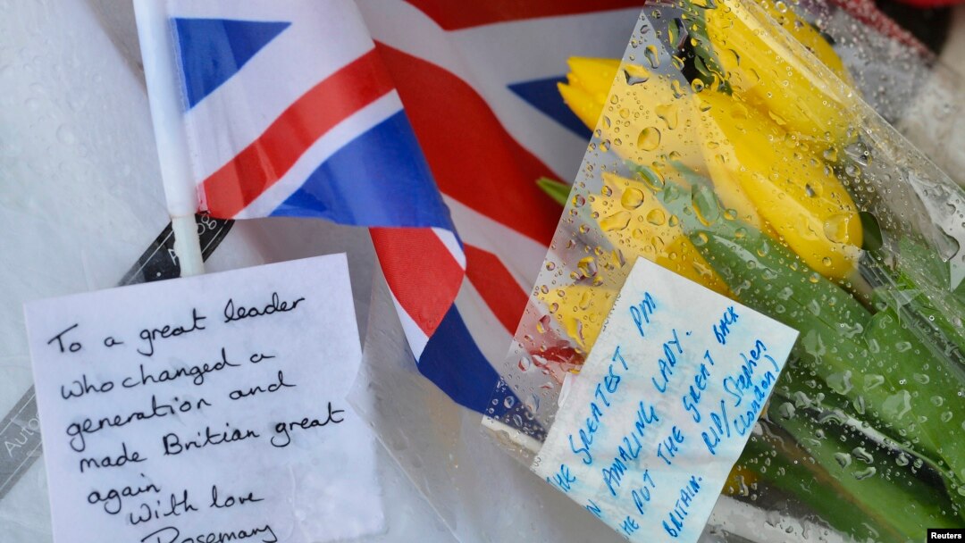 Bunga dan pesan-pesan ungkapan duka cita yang diletakkan warga di depan rumah kediaman mendiang mantan Perdana Menteri Inggris Margaret Thatcher di London (9/4). Pemerintah Inggris telah mengumumkan rencana pemakaman "Iron Lady" tanggal 17 April mendatang dengan upacara militer di Gereja Katedral Santo Paul, London. 