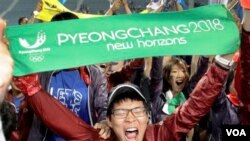 Warga Korea Selatan merayakan terpilihnya Pyeongchang sebagai tuan rumah Olimpiade Musim Dingin 2018.