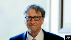 ARCHIVO - En esta fotografía de archivo del martes 16 de octubre de 2018, Bill Gates, exdirector ejecutivo y cofundador de Microsoft Corporation, llega a una reunión en Berlín.